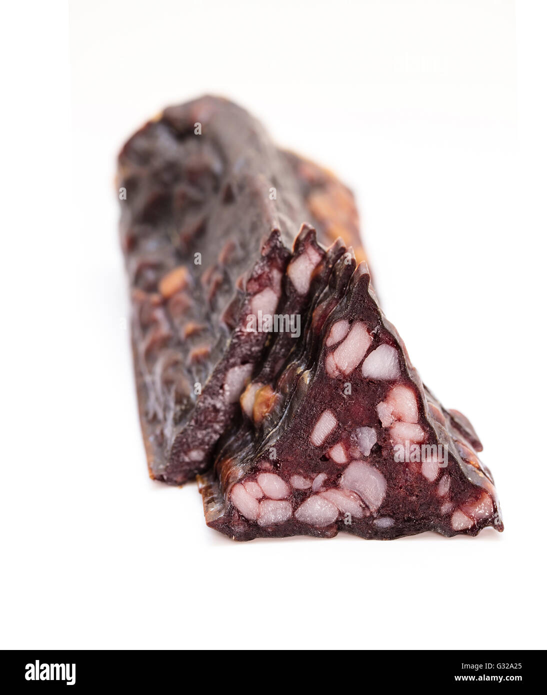 Riss Wurstscheiben isoliert auf weißem Hintergrund Stockfoto