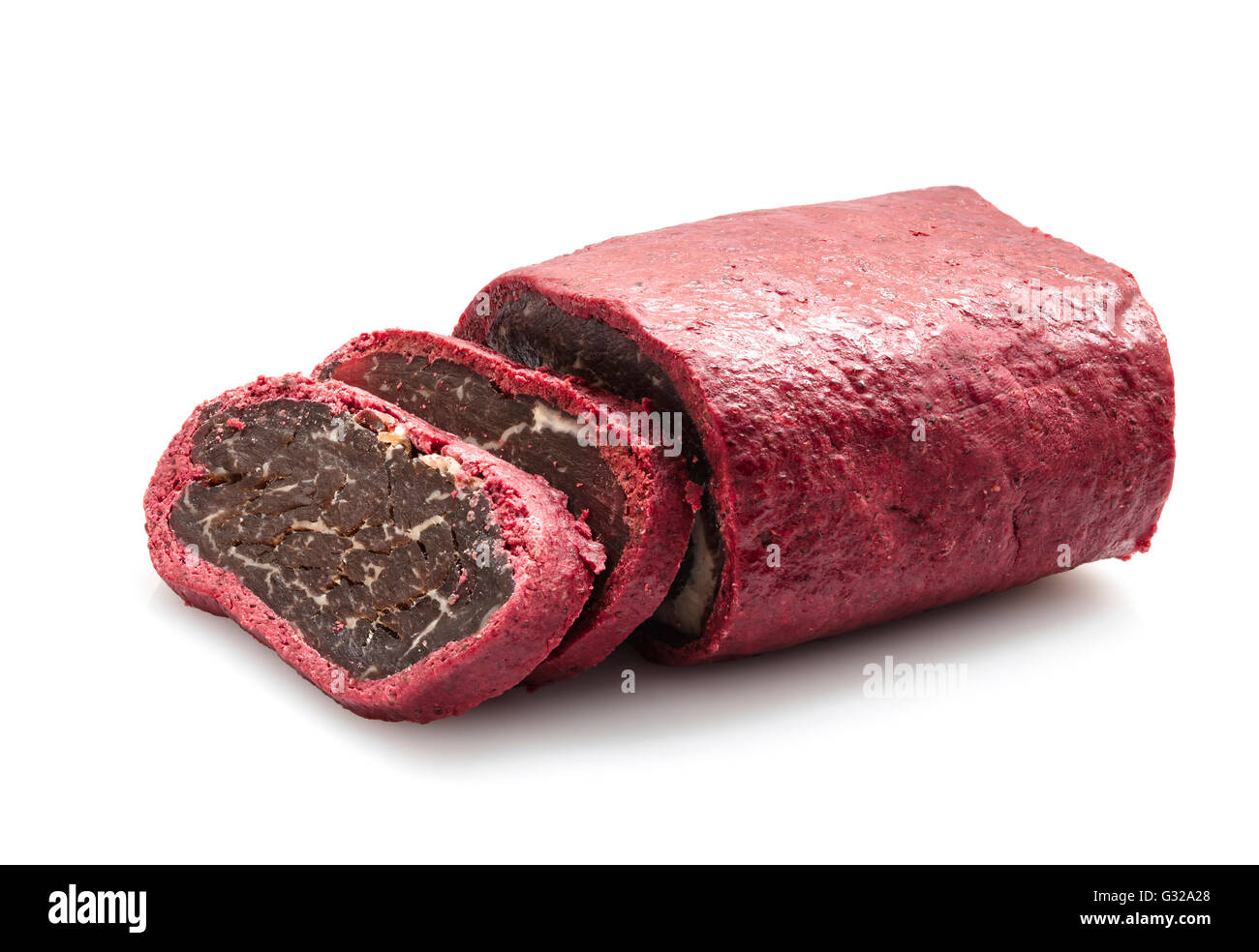 getrocknetes Fleisch in den Gewürzen isoliert auf weißem Hintergrund Stockfoto