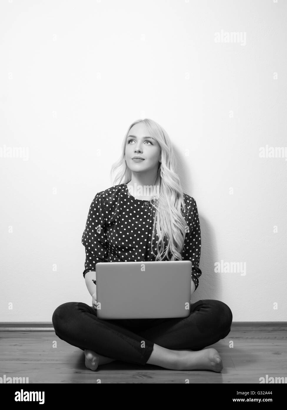 Computer. Laptop.Woman.Girl. Businesswoman.Girl am Laptop arbeiten. Studio.White Hintergrund. Space.Smiling. Bildungszentrum. Stockfoto