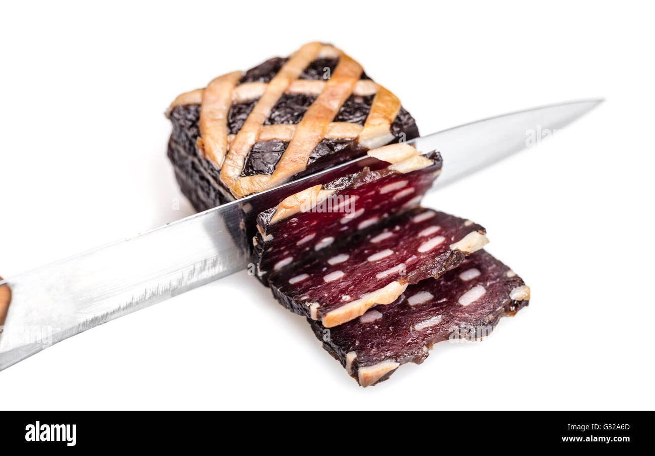 Riss Wurstscheiben isoliert auf weißem Hintergrund Stockfoto