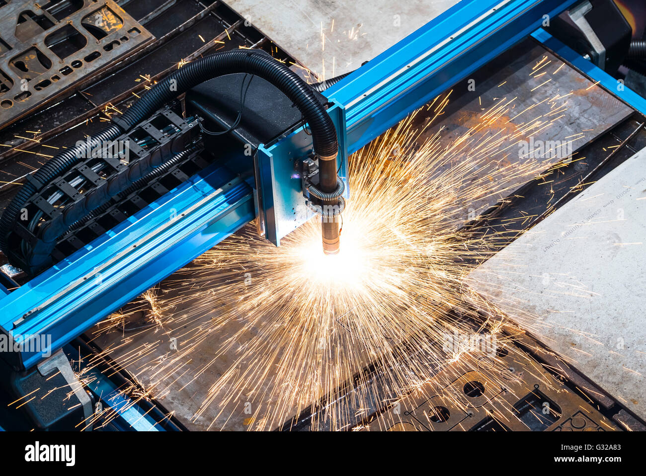 Maschine zum ständigen Metall-Laserschneiden Stockfoto
