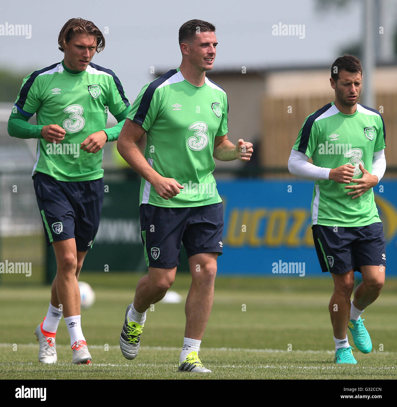 Republik von Irland Jeff Hendrick (left) Ciaran Clark und Wes Hoolahan während des Trainings am nationalen Sport-Campus in Abbotstown, Dublin. Stockfoto