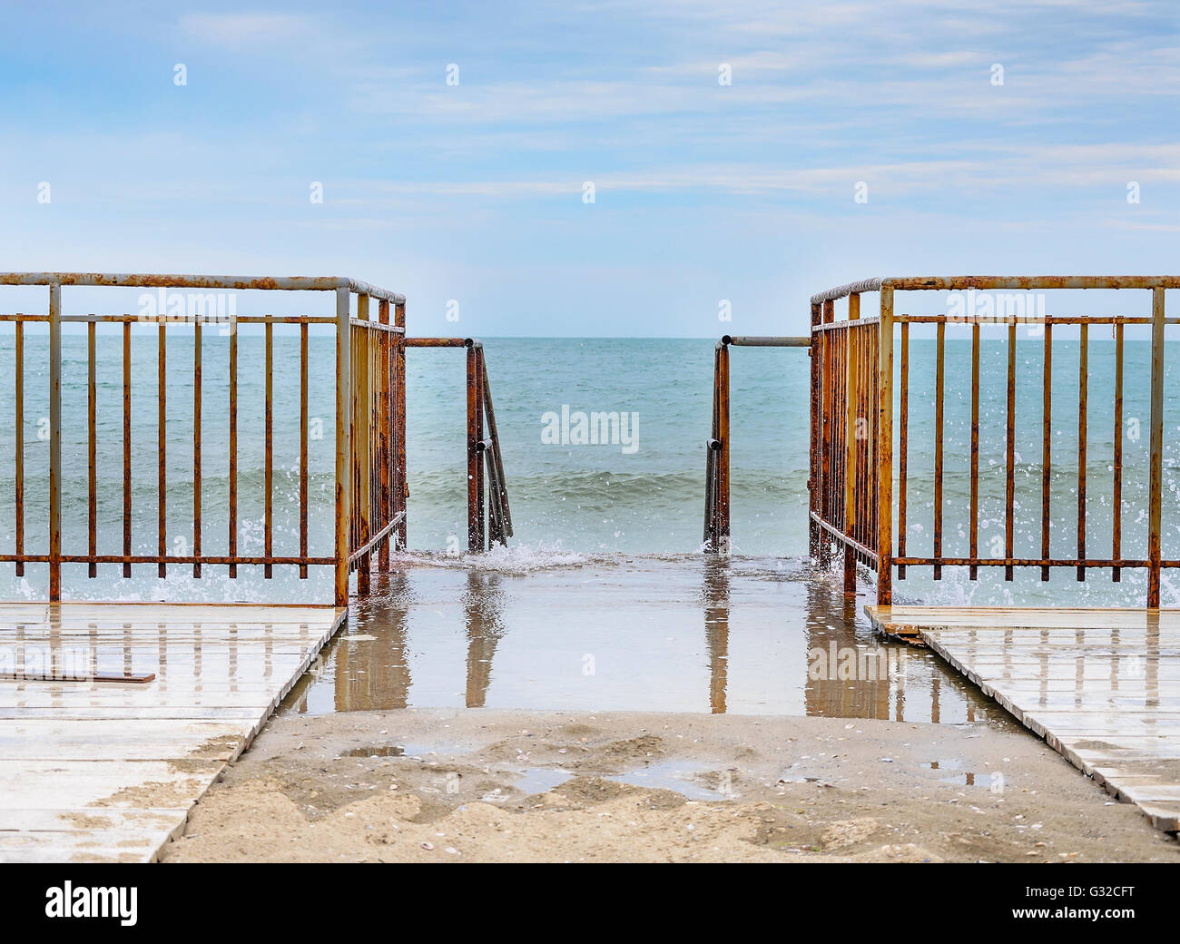 Wellen brechen sich am alten Pier. Close-up. Stockfoto