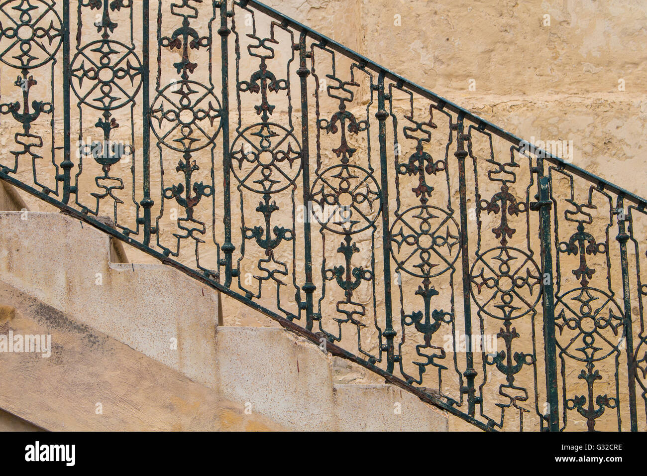 Teil der Treppe von einer Seite mit sichtbaren Rhythmus der Schritte und Eisen Handlauf mit Kompass und Anker-Motiv. Steinmauer Stockfoto