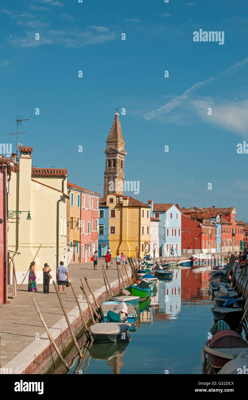 Burano Kanal mit schiefen Turm der Kirche von San Martino, Fondamenta della Pescheria, Venedig, Veneto, Italien, Europa Stockfoto