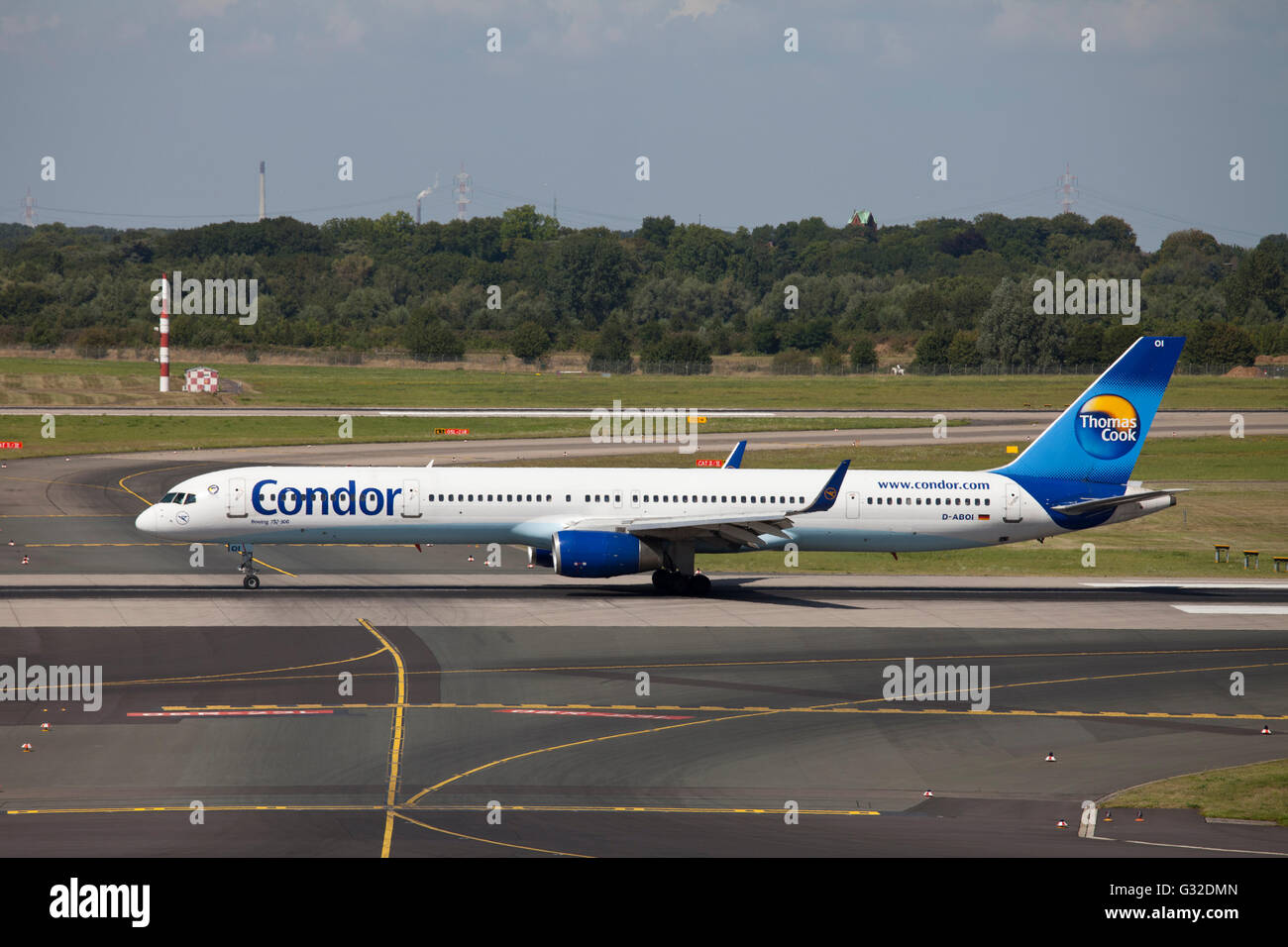 Condor Boeing 757-300 D-ABOI Flugzeuge im Kommandobereich manövrieren, Flughafen Düsseldorf International, Düsseldorf Stockfoto