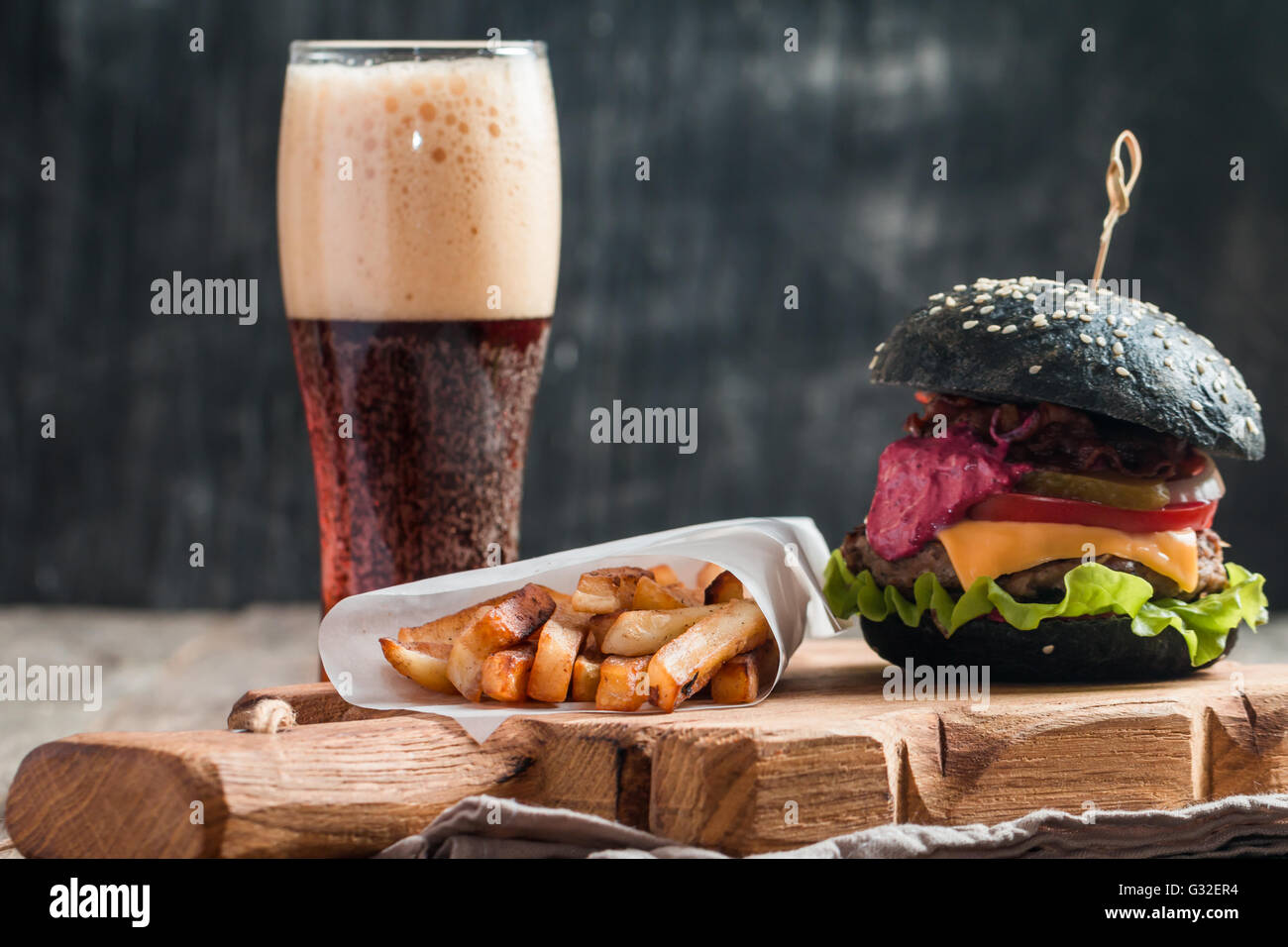 Hausgemachte Burger mit schwarzen bun Stockfoto