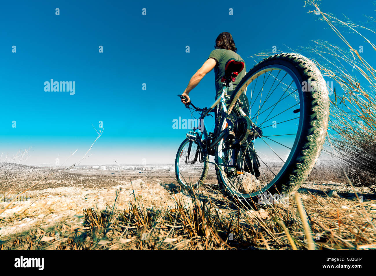 Landschaft und junger Mann mit Mountainbike. Lifestyle und sport Stockfoto