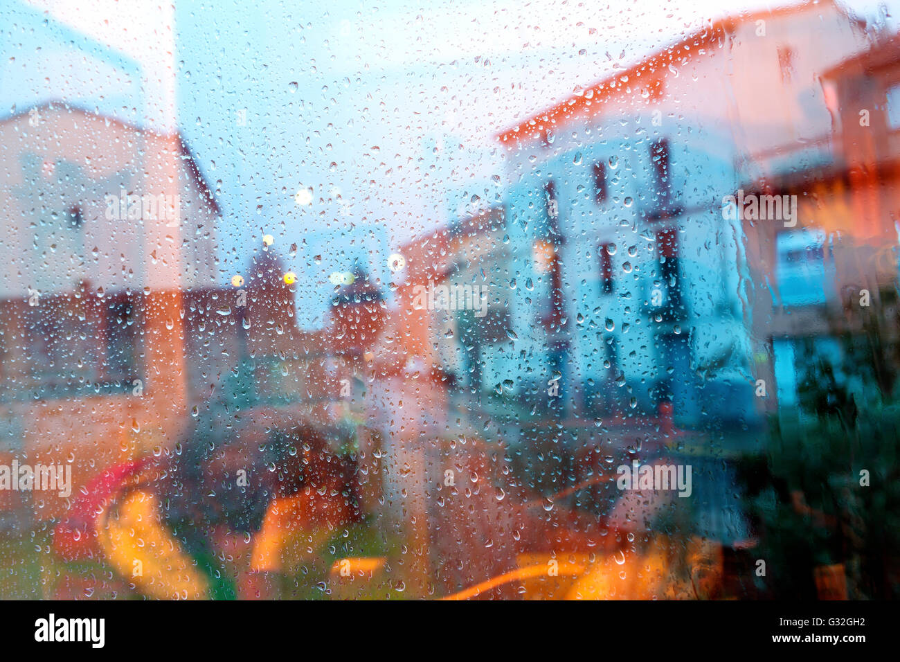 Blick auf die Straße durch das nasse Glas in regnerischen Tag Stockfoto