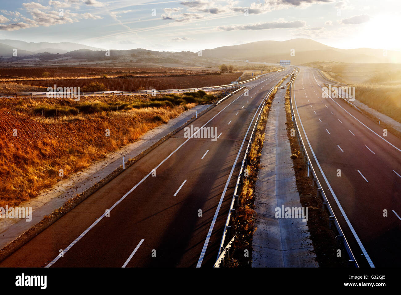 Sonnenuntergang und Straße Landschaft, Autobahnen und Straßen. Verkehrskonzept Stockfoto