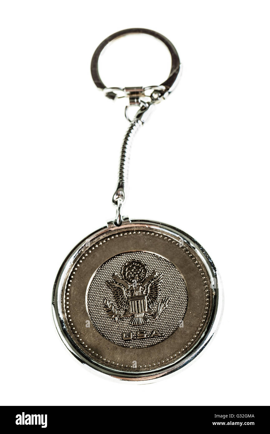 ein Schlüsselanhänger mit dem großen Siegel der Vereinigten Staaten von Amerika Engraved isoliert auf einem weißen Hintergrund Stockfoto