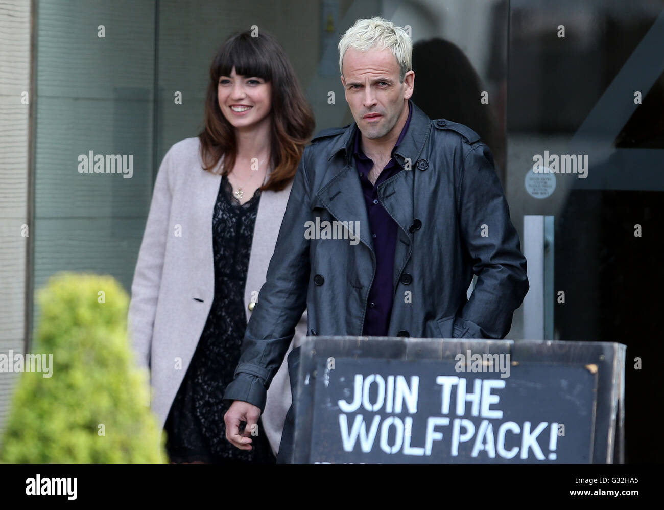 Schauspieler Jonny Lee Miller Rechts Mit Einer Unbekannter Schauspielerin Wahrend Der Dreharbeiten Zu Einer Szene Aus Seinem Neuen Film Trainspotting 2 Die In Edinburgh Gefilmt Wird Stockfotografie Alamy