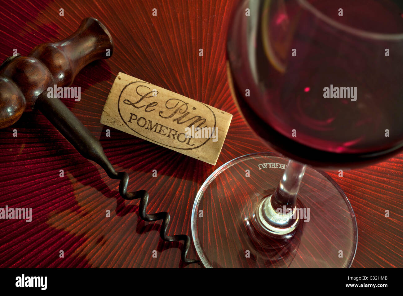 CHATEAU LE PIN Pomerol Luxus Weinprobe Situation Konzept mit Traditionelles Korkenzieher Rotweinglas und Chateau Le Pin Kork Bordeaux Frankreich Stockfoto