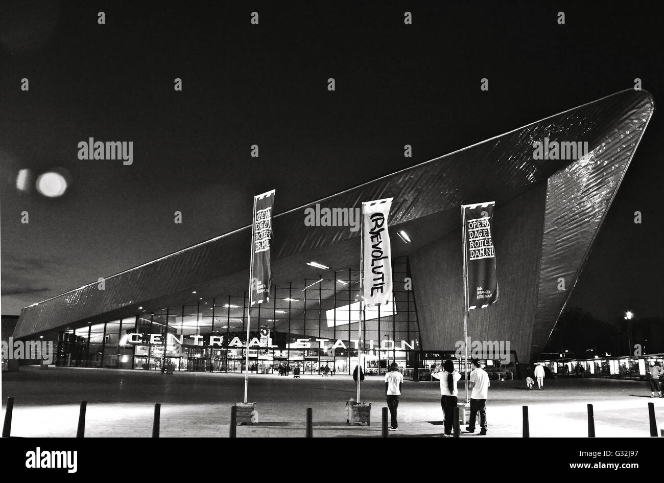 Vorderansicht von Rotterdam Central Bahnhof bei Nacht Stockfoto