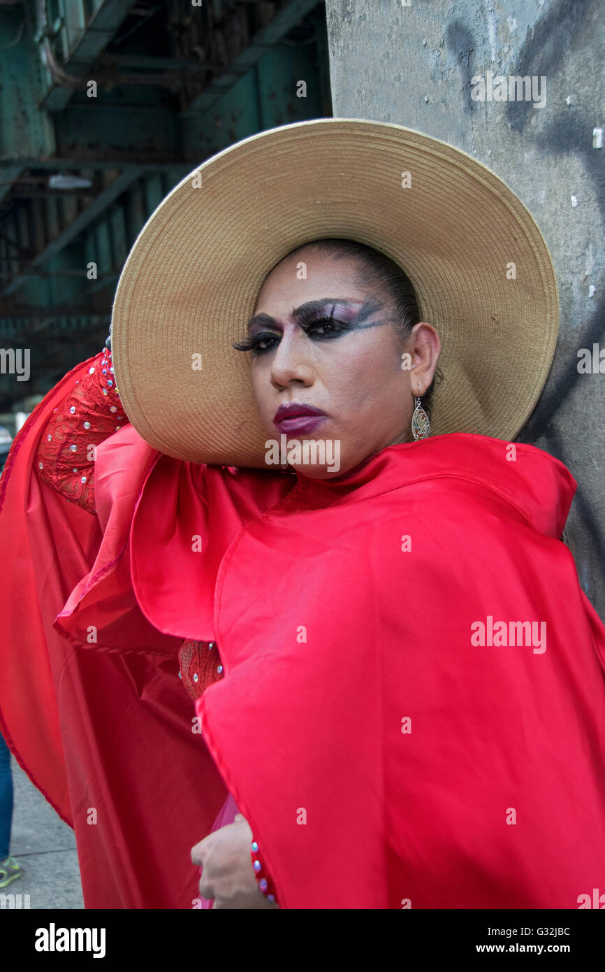 Ein Mann in Frauenkleidern als eine Frau an die 2016 Gay Pride Parade in Jackson Heights, Queens, New York City verkleidet Stockfoto