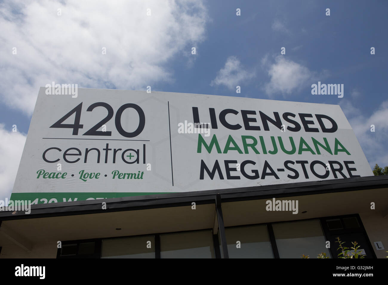 Ein Zeichen für eine lizenzierte Marihuana Store in Santa Ana, Kalifornien USA Stockfoto
