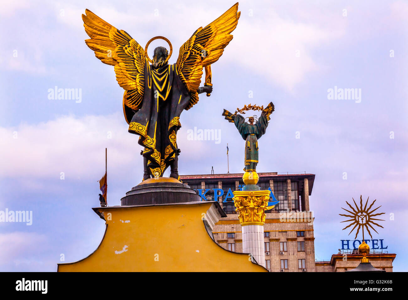 Laches Tor Saint Michael Bauer Mädchen slawischen Berehynia Göttinnenstatue obenauf Unabhängigkeits-Denkmal, Symbol der Ukraine Independe Stockfoto