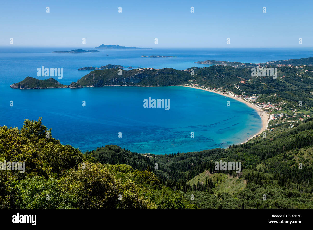 Einen erhöhten Blick auf den Ferienort Agios Georgios, Korfu, Griechenland Stockfoto