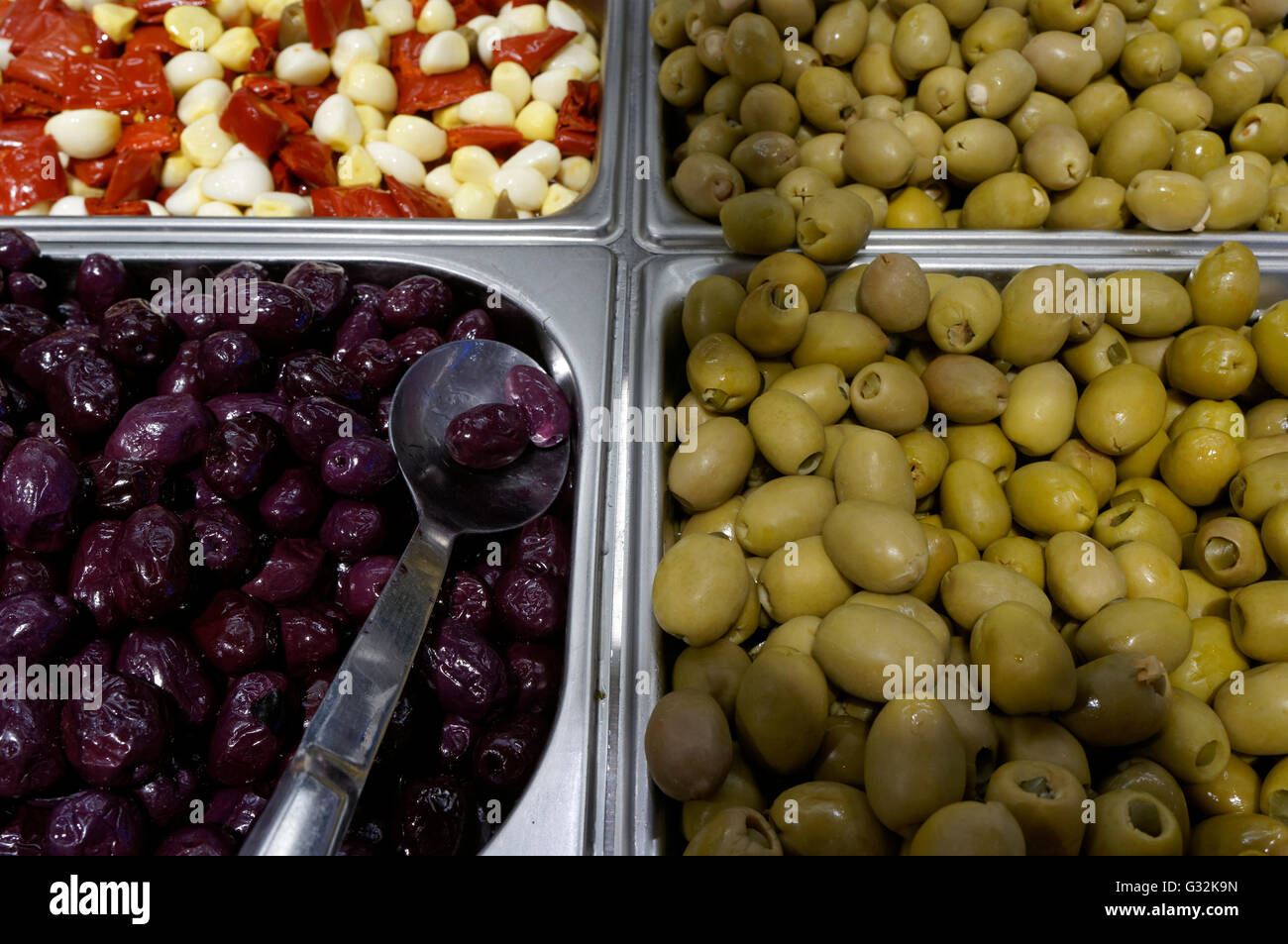 Schwarze und grüne Oliven in einer Self-Service Olive bar Stockfoto