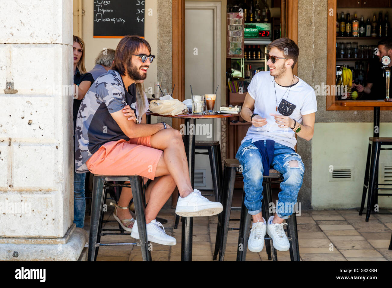 Junge Leute trinken Kaffee im Cafe In der modischen Liston Viertel, Altstadt von Korfu, Korfu, Griechenland Stockfoto