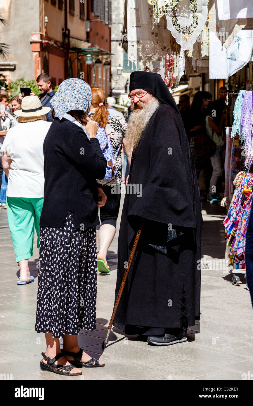 Griechische orthodoxe Priester spricht mit einer Frau außerhalb St. Spyridon Kirche, Altstadt von Korfu, Korfu, Griechenland Stockfoto