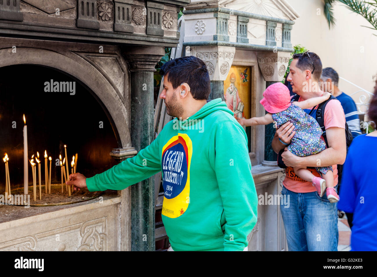 Menschen zünden Kerzen außerhalb St. Spyridon Kirche, Altstadt von Korfu, Korfu, Griechenland Stockfoto