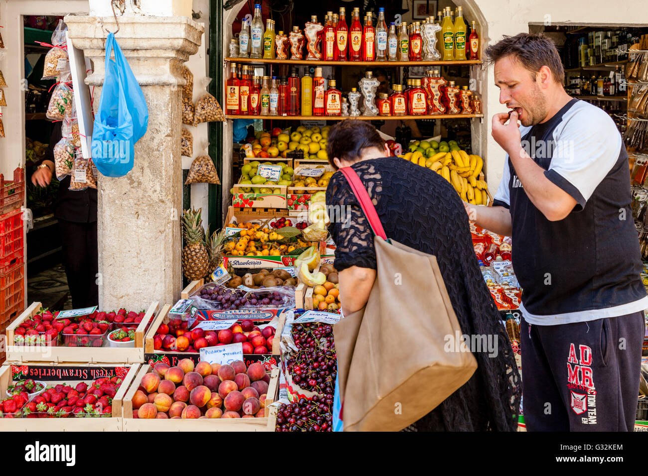 Lokale Leute kaufen Obst aus einem Geschäft In der Altstadt von Korfu, Korfu, Griechenland Stockfoto