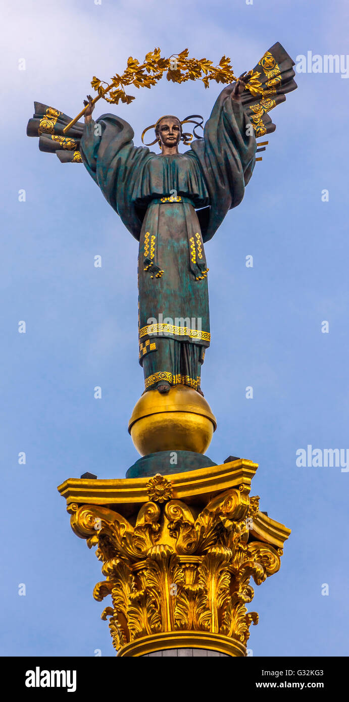 Bauer Mädchen slawischen Göttin Berehynia am oberen Unabhängigkeits-Denkmal, Symbol der Unabhängigkeit der Ukraine und Orange Revolution, Maidan Stockfoto