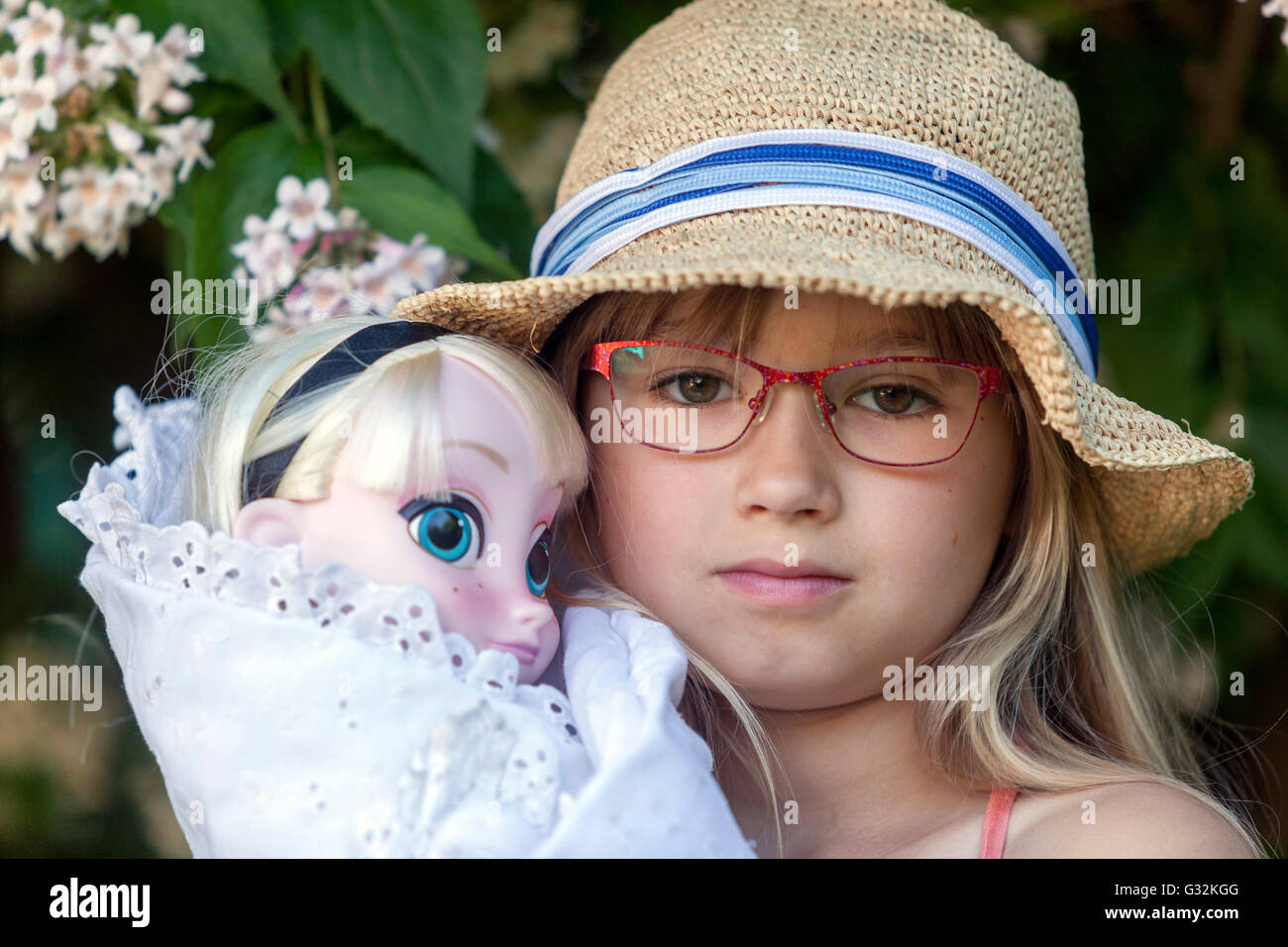 6 - 7 Jahre altes Mädchen mit seiner Puppe Stockfoto