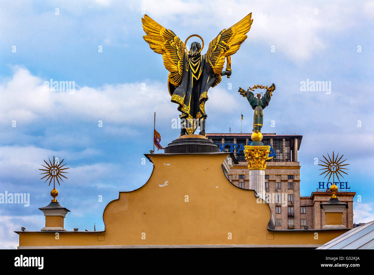 Laches Tor Saint Michael Bauer Mädchen slawischen Göttin Berehynia Statue Unabhängigkeits-Denkmal, Maidan Kiew Ukraine Stockfoto
