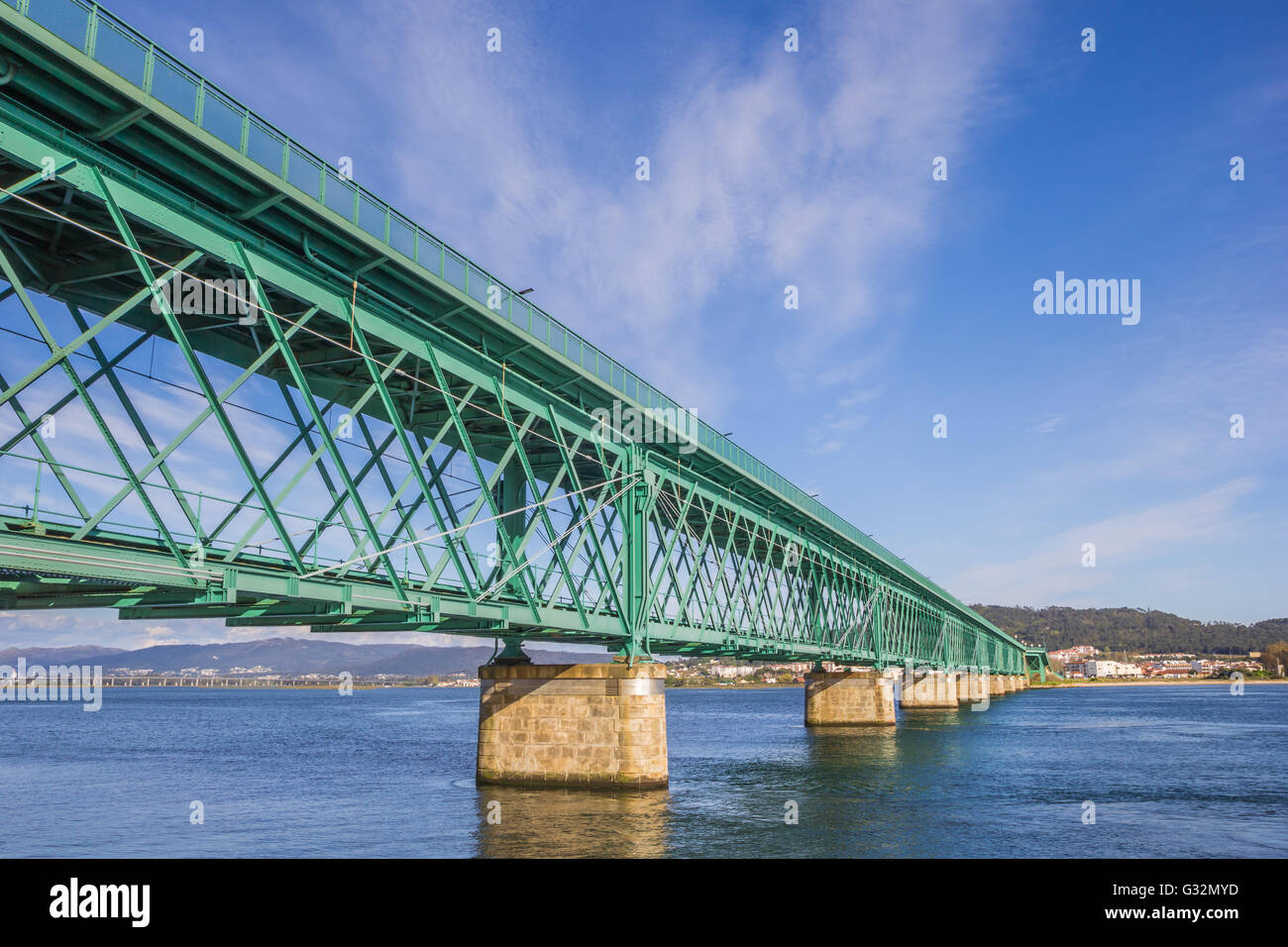 Grüne Stahlbrücke in Viana Castelo, Portugal Stockfoto