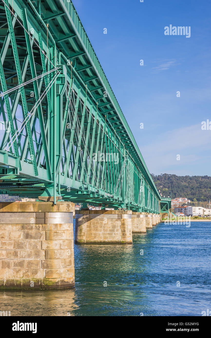Grüne Stahlbrücke in Viana Castelo, Portugal Stockfoto