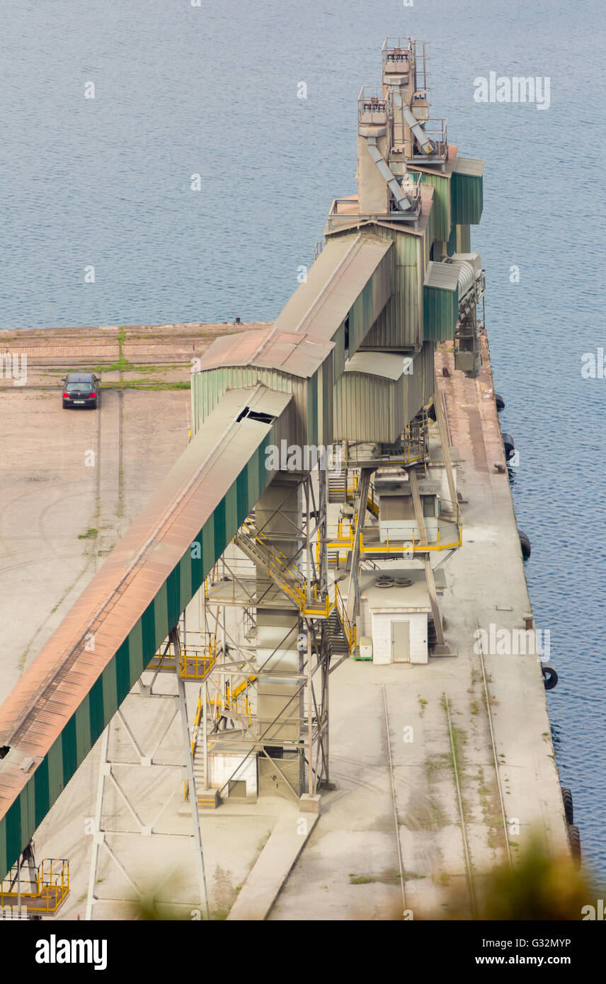 Tape-Deck zum transport von Kohle in einem Hafen Stockfoto