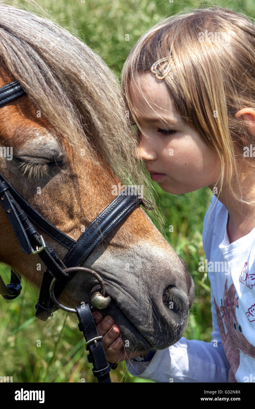 6-jähriges Kind, kleines Mädchen mit Pony, Kind Pony streicheln Stockfoto