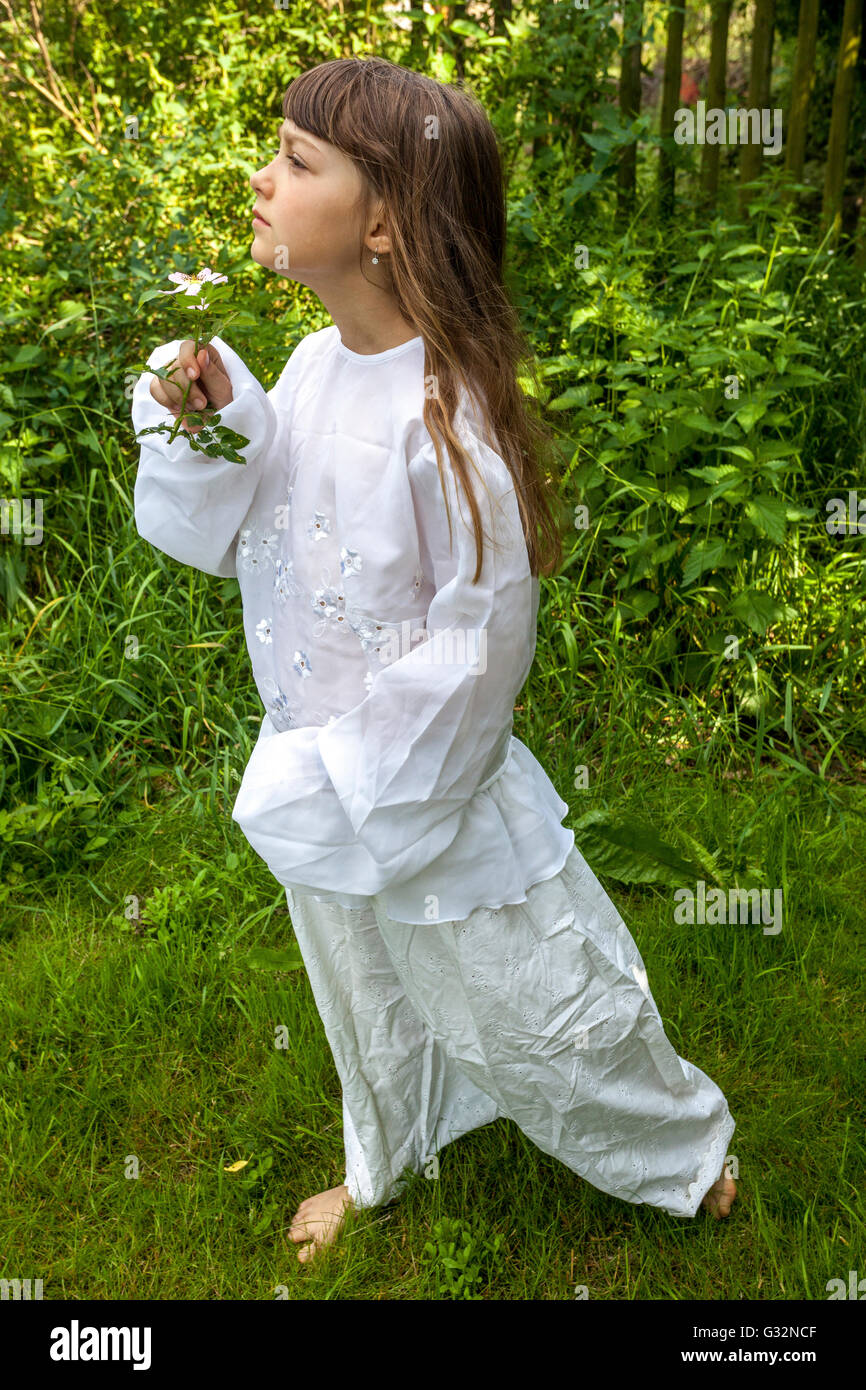 6 - 7 Jahre altes Mädchen im weißen Kleid, Mädchen Spiele Braut Stockfoto