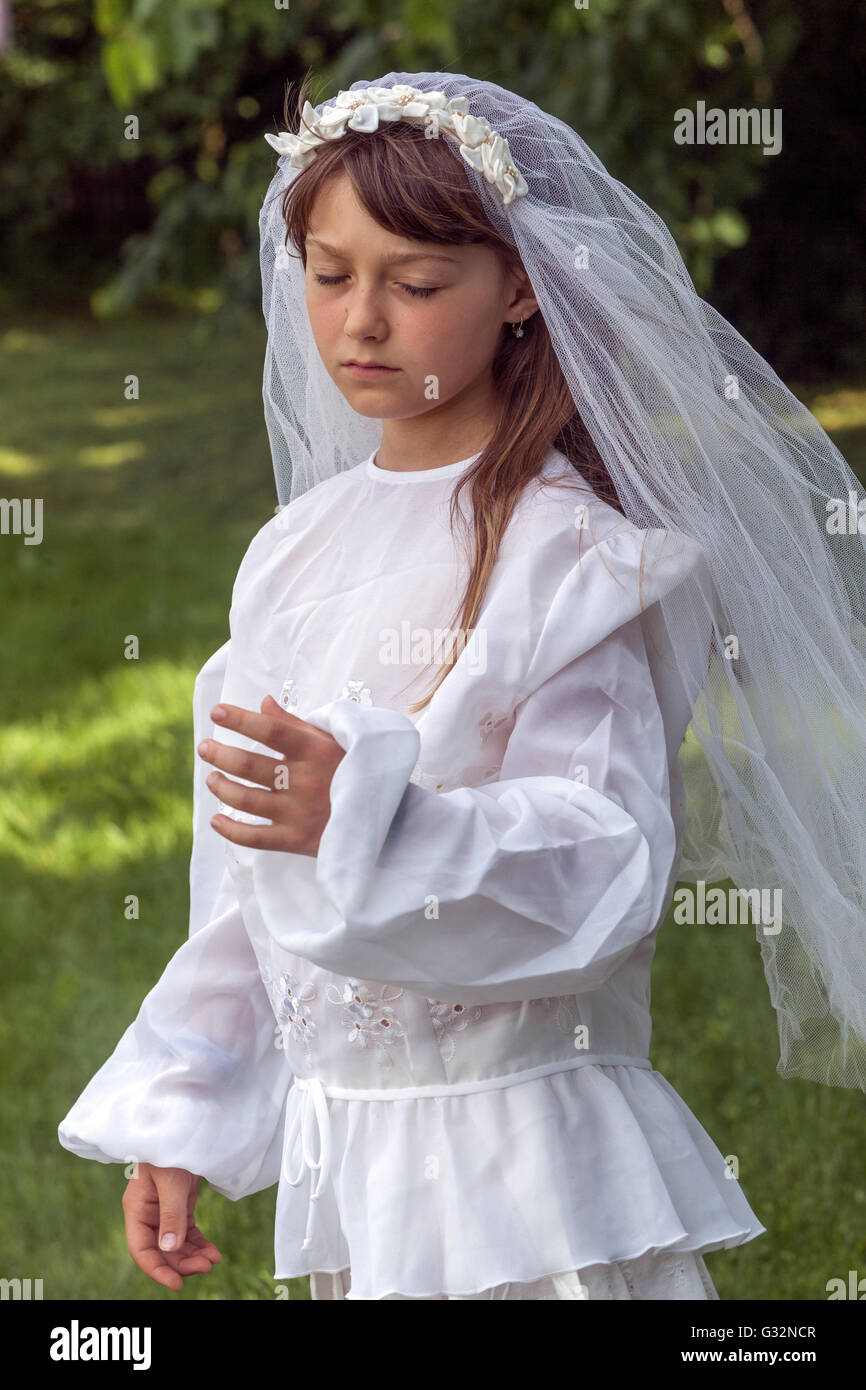 Die Zeit der Unschuld, 6 - 7-jährige Mädchen in weißem Kleid, Mädchen spiele Braut Stockfoto