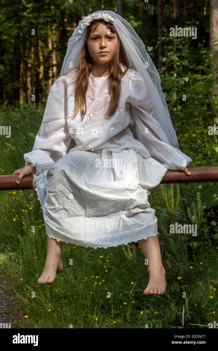 6 - 7 Jahre altes Mädchen im weißen Kleid, Mädchen Spiele Braut Stockfoto