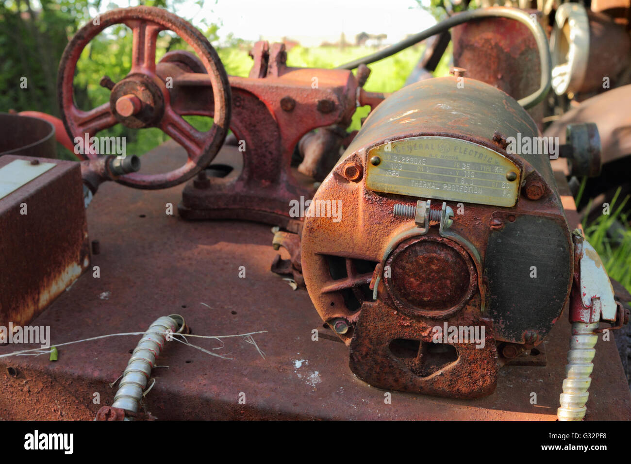 Einen alten Motor auf einem Schrottplatz. Stockfoto