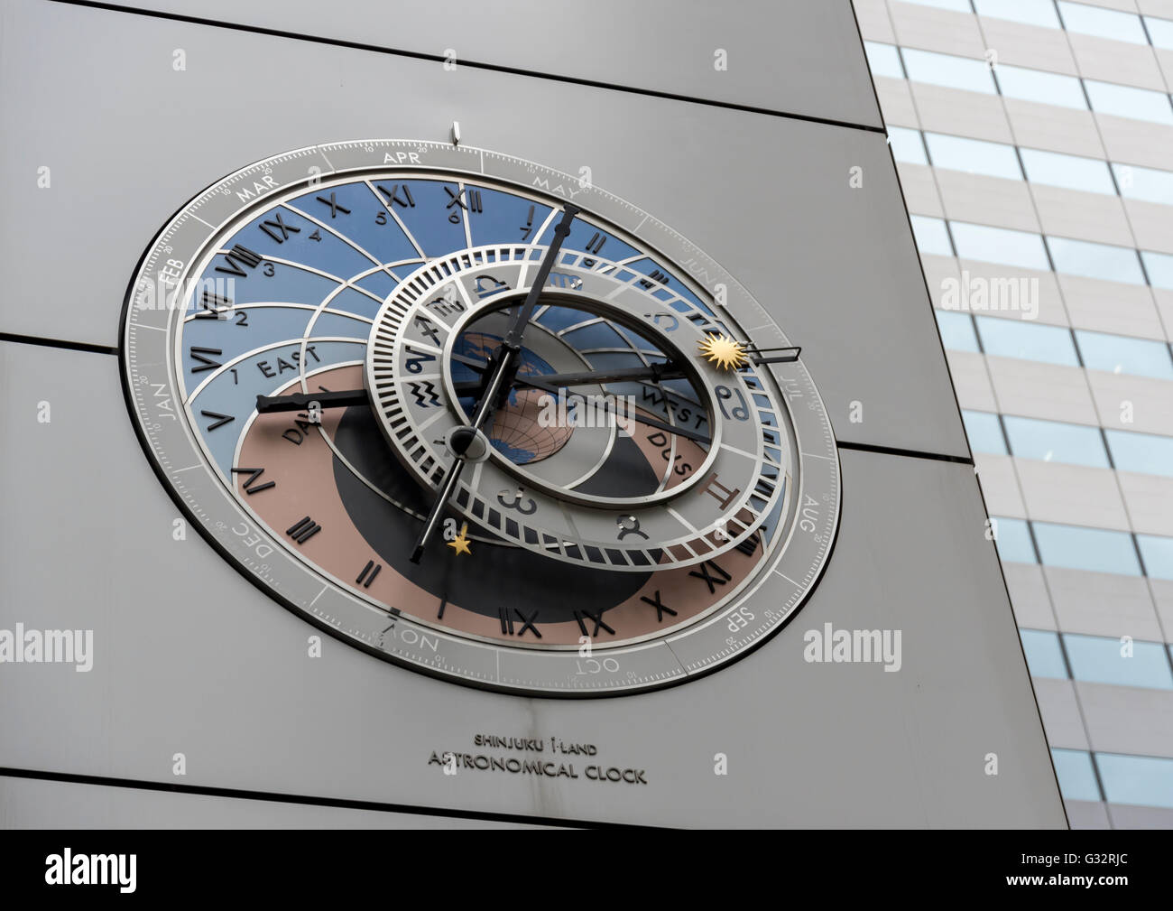 Nahaufnahme der astrologischen Uhr-Land Gebäude, Nishi Shinjuku, Tokyo, Japan Stockfoto