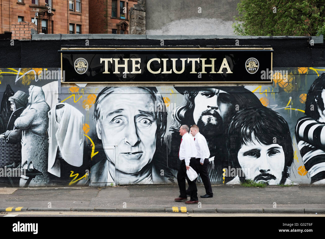 Männer trinken vor Clutha Pub in Glasgow, Vereinigtes Königreich Stockfoto
