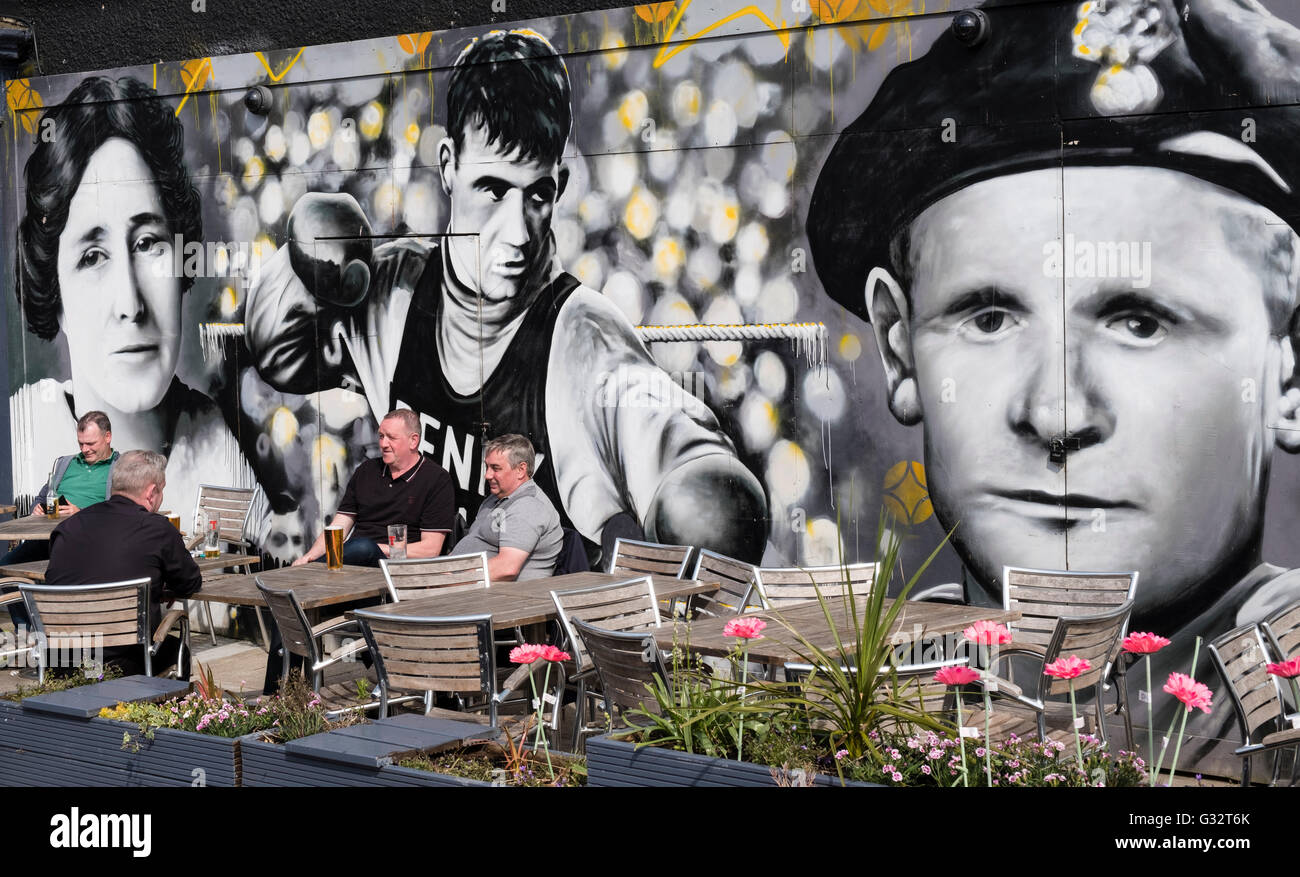 Männer trinken vor Clutha Pub in Glasgow, Vereinigtes Königreich Stockfoto