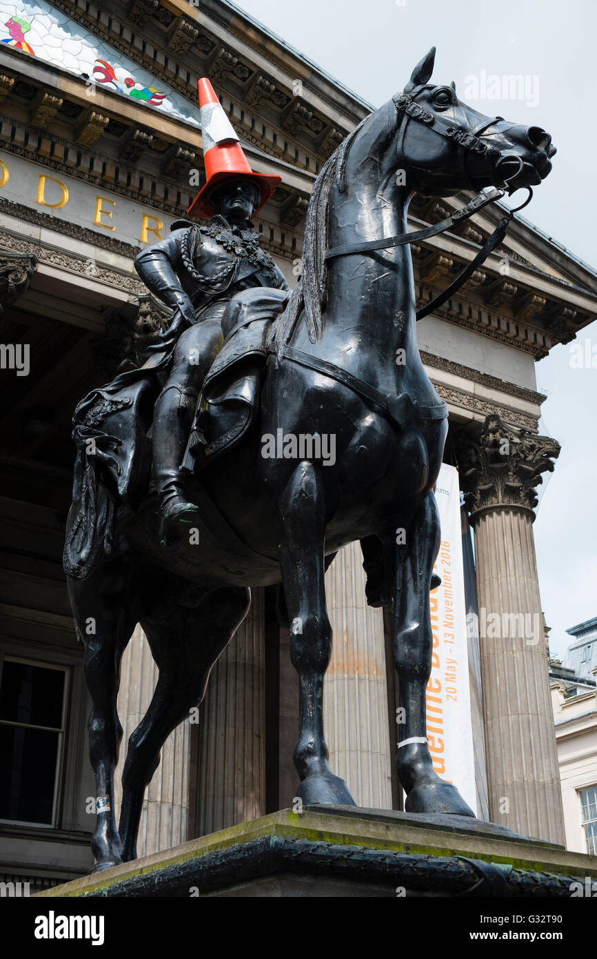 Herzog von Wellington Statue mit Verkehr Kegel auf Kopf außerhalb Museum of Modern Art in Glasgow, Schottland, Vereinigtes Königreich Stockfoto
