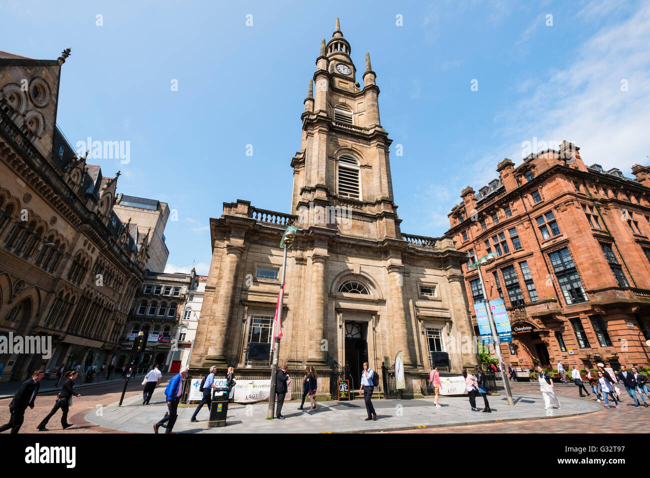 Blick auf St. George Tron Church Of Scotland und Nelson Mandela Platz im zentralen Glasgow, Schottland, Vereinigtes Königreich Stockfoto