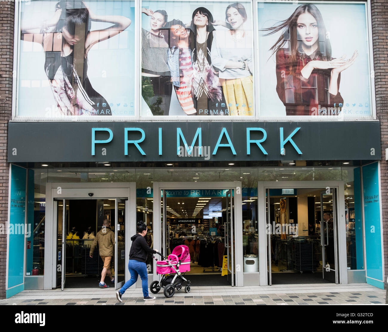 Eingang zum Primark Budget Bekleidungsgeschäft auf Sauchiehall Street Glasgow, Schottland, Vereinigtes Königreich Stockfoto