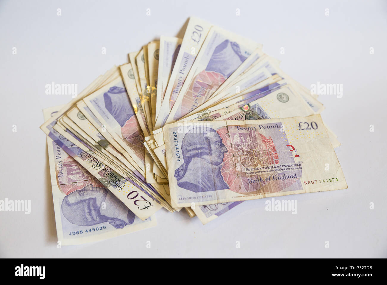 £1000 in gebrauchten zwanzig Pfund-Noten. Stockfoto
