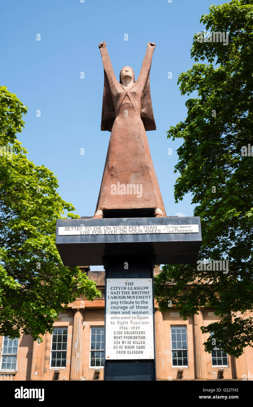 La Pasionaria Statue.depicting Dolores Ibarruri von Arthur Dooley auf Clyde Street central Glasgow, Vereinigtes Königreich Stockfoto