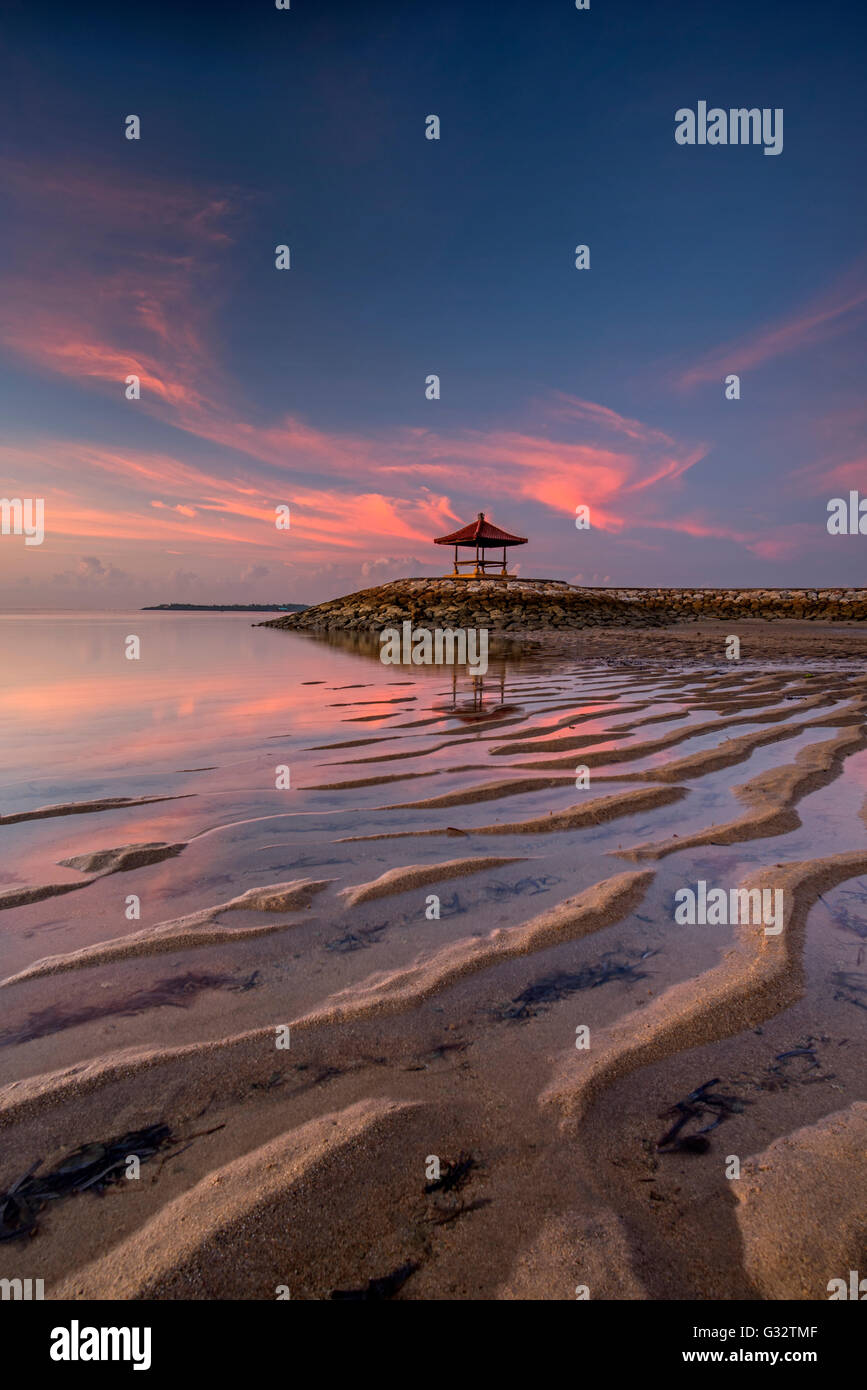 Sonnenaufgang am Mertasari Beach, Bali, Indonesien Stockfoto