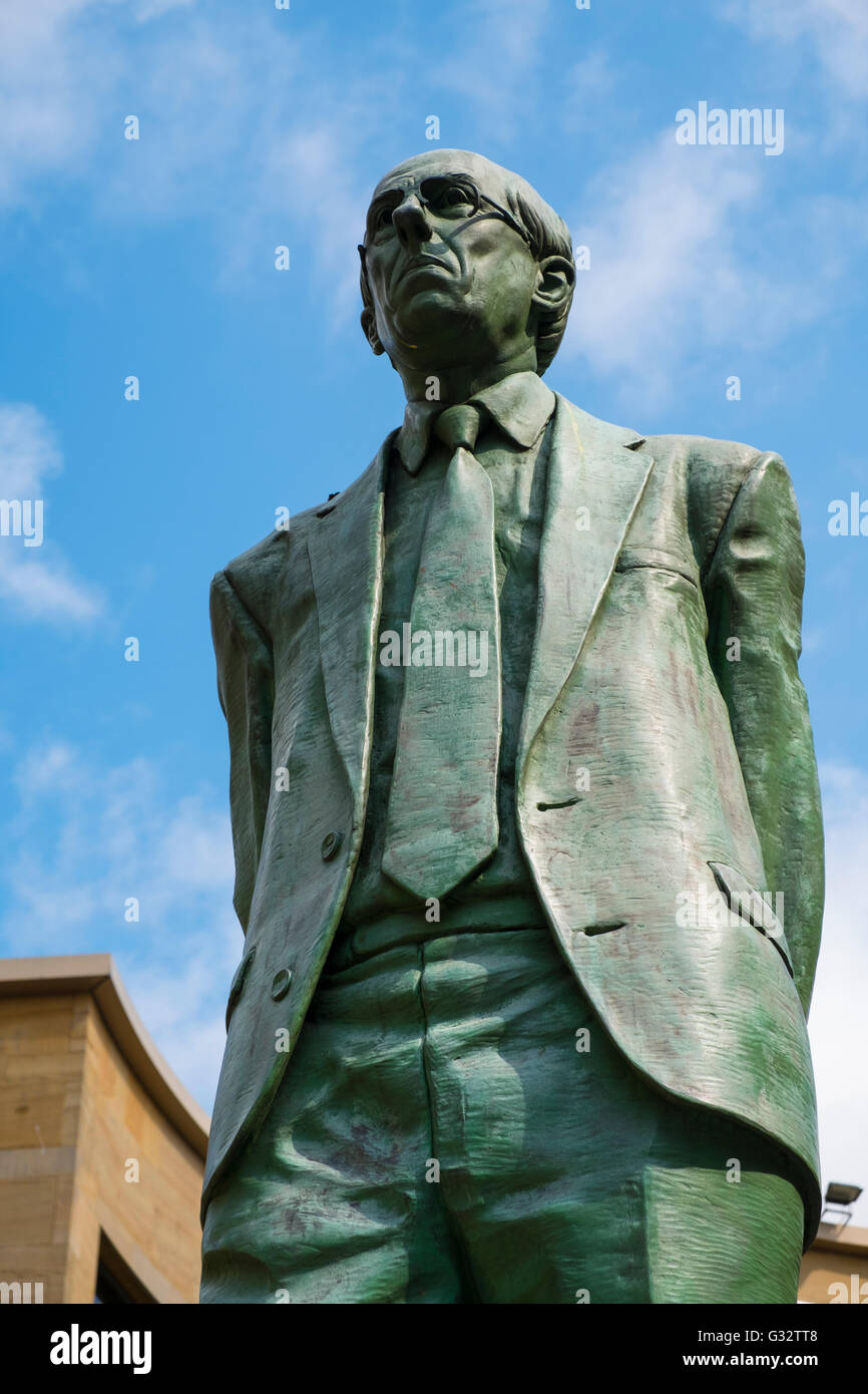 Statue von Donald Dewar außerhalb Royal Concert Hall in Glasgow Vereinigtes Königreich Stockfoto