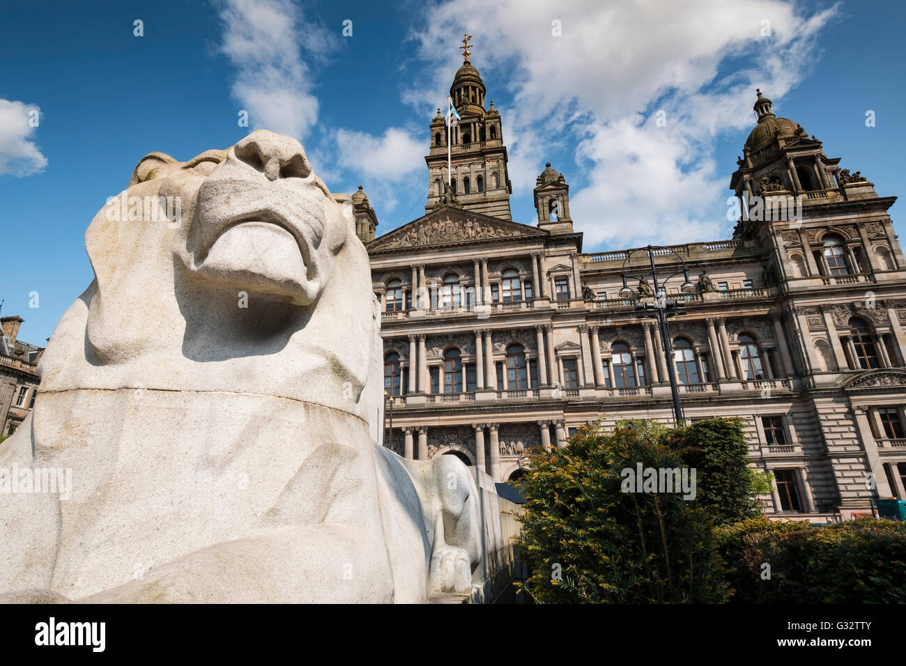 Blick auf Löwenstatue vor City Chambers in George Square Glasgow, Vereinigtes Königreich Stockfoto