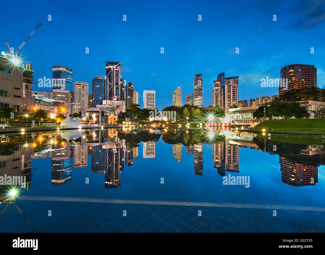 See und Stadt Skyline bei Nacht, Kuala Lumpur, Malaysia Stockfoto